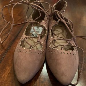 Report plush pink crisscrossed flats